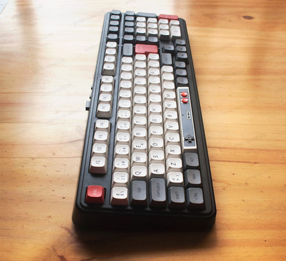Teclado mecánico MyKeyboard EPOMAKER TH99 formato 95% ISO español con teclas estilo NES y switches lineales silenciosos