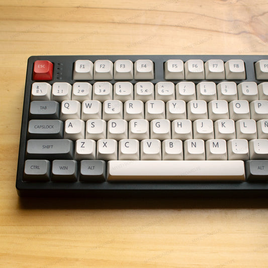 Teclado mecánico MyKeyboard EPOMAKER TH108 con diseño retro NES, teclas PBT gris y blanco y tecla ESC roja.