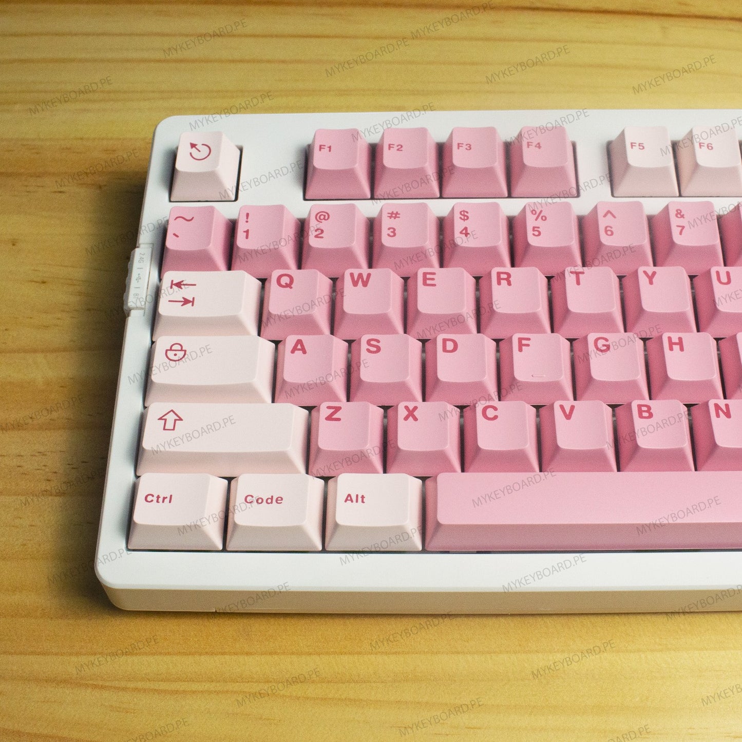 Teclado mecánico MyKeyboard EPOMAKER EK98 formato 96% con teclas rosas y blancas, switches lineales y diseño Gasket