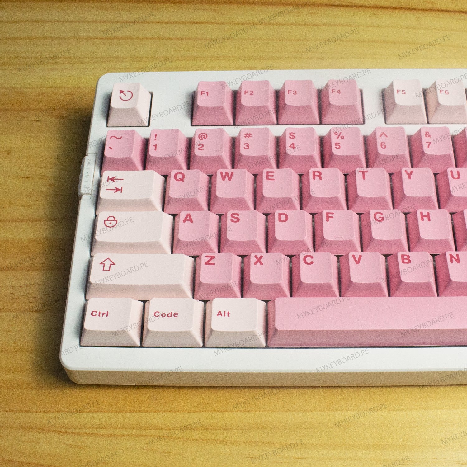 Teclado mecánico MyKeyboard EPOMAKER EK98 formato 96% con teclas rosas y blancas, switches lineales y diseño Gasket