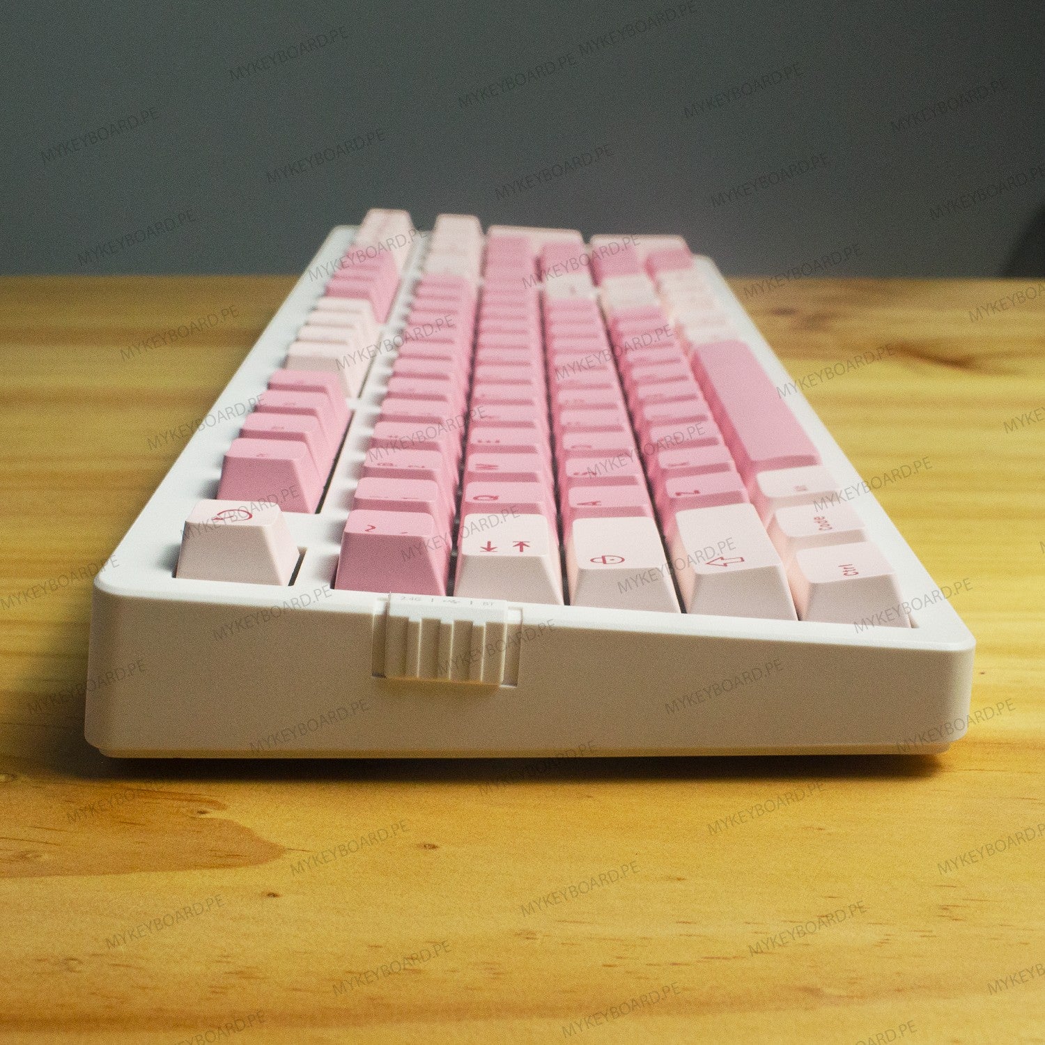 Teclado mecánico MyKeyboard EPOMAKER EK98 formato 96% con teclas en tonos rosa y blanco sobre mesa de madera