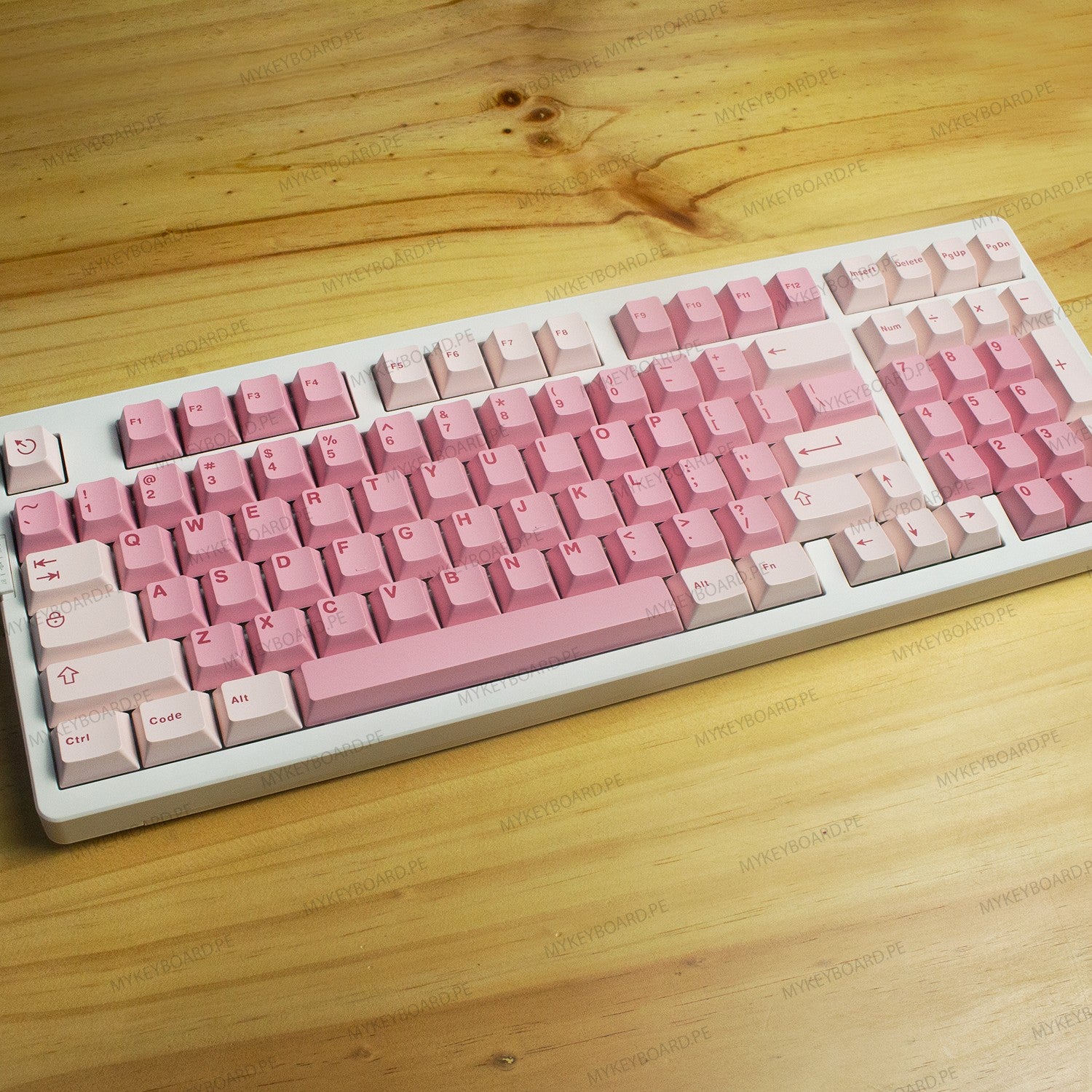 Teclado mecánico MyKeyboard EPOMAKER EK98 formato 96% con teclas rosas y blancas e iluminación RGB