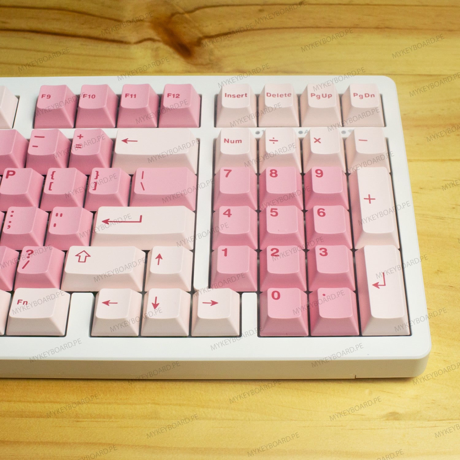 Teclado mecánico MyKeyboard EPOMAKER EK98 96% en tonos rosa y blanco con teclas double shot y diseño compacto