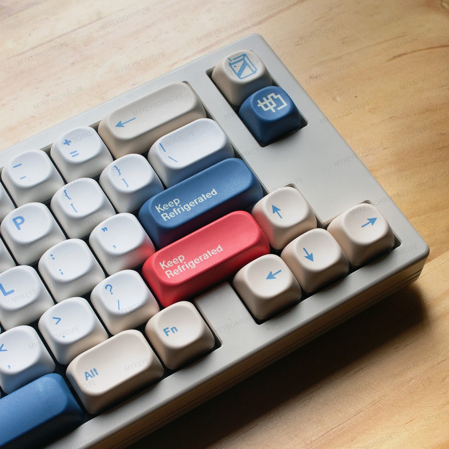 Teclado mecánico MyKeyboard EPOMAKER Createkeebs High65 V2 con teclas Soy Milk, diseño compacto y detalles en rojo