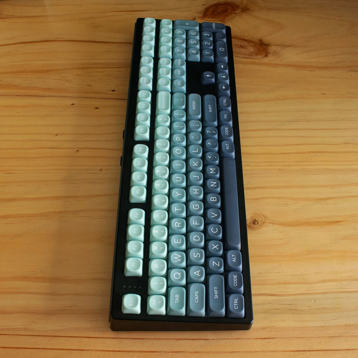 Teclado mecánico MyKeyboard EPOMAKER TH108 con diseño de gradiente verde y teclas completas sobre mesa de madera
