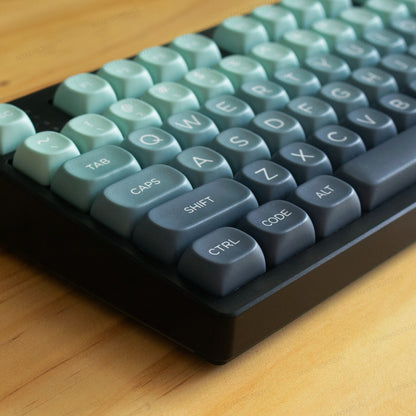 Teclado mecánico MyKeyboard EPOMAKER TH108 con teclas en gradiente verde y diseño ergonómico sobre superficie de madera