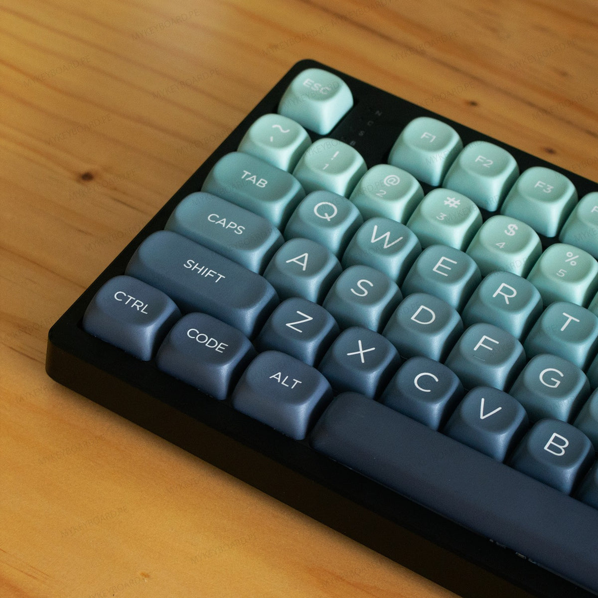 Teclado mecánico MyKeyboard EPOMAKER TH108 con teclas en degradado verde sobre escritorio de madera