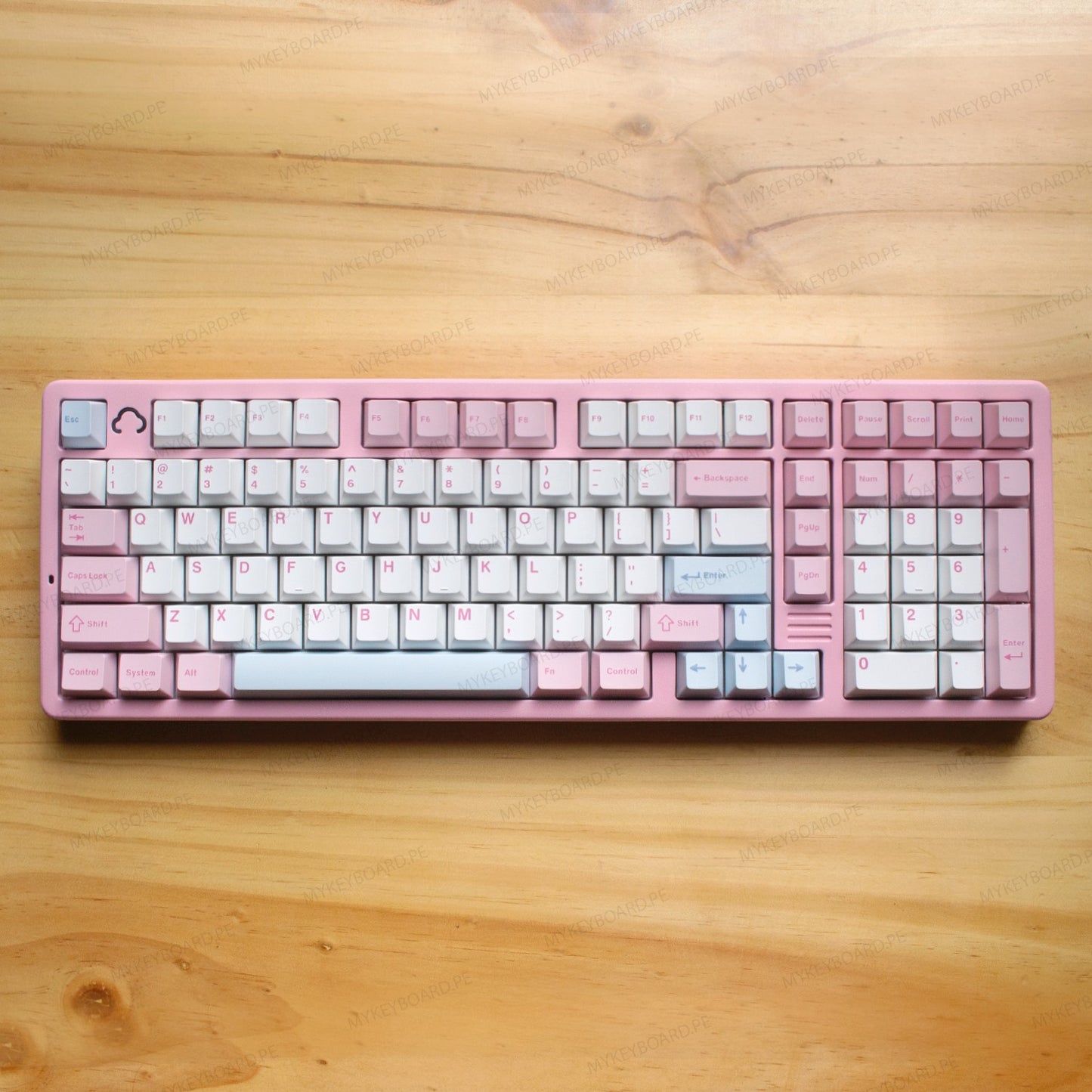 Teclado mecánico MyKeyboard YUNZII AL98 rosa con formato 98%, teclas PBT y estructura de aluminio CNC sobre madera.