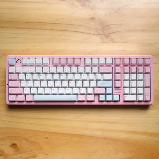 Teclado mecánico MyKeyboard YUNZII AL98 rosa con formato 98%, teclas PBT y estructura de aluminio CNC sobre madera.