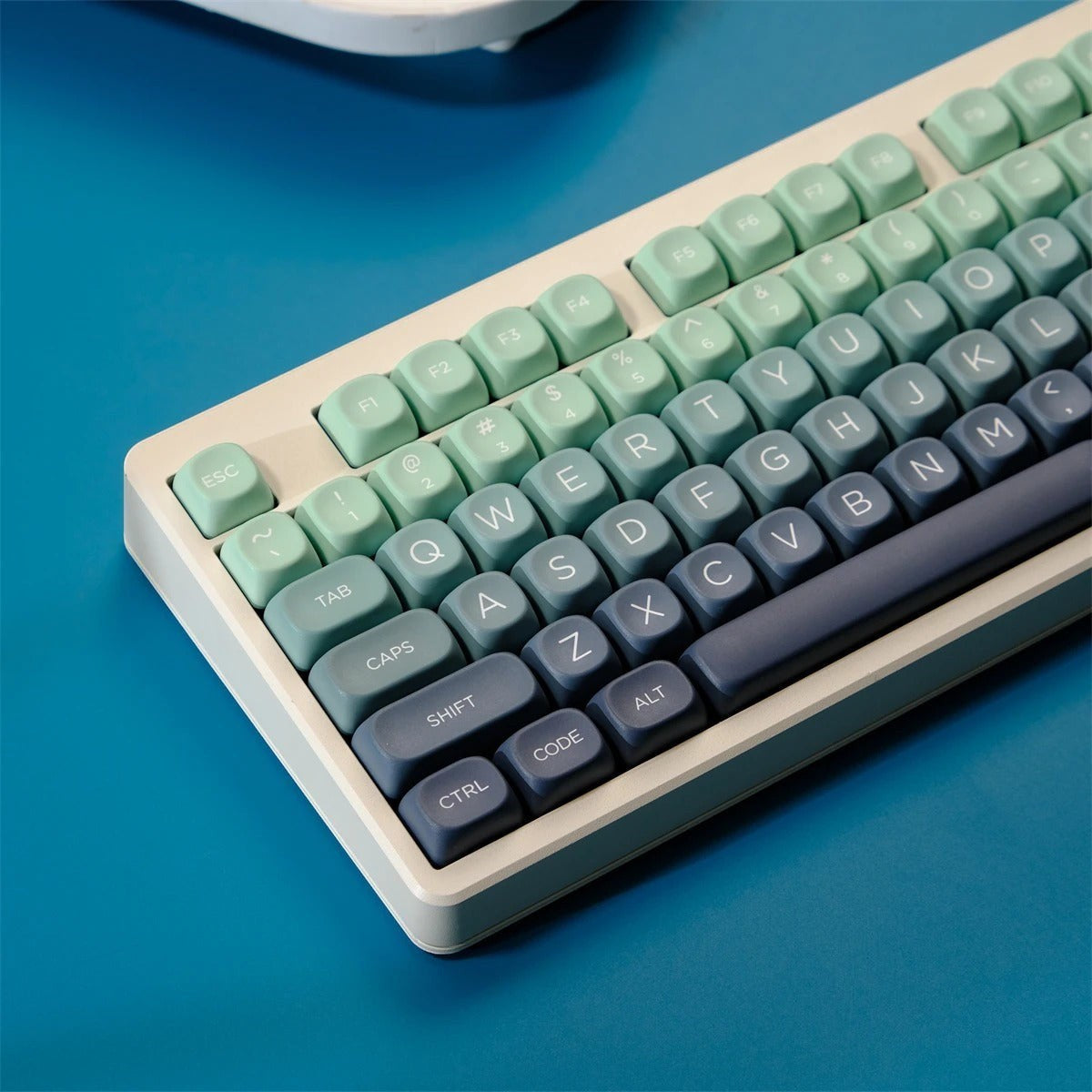 Teclas MyKeyboard Botanical Garden perfil MOA de PBT con degradado de verde a azul oscuro sobre fondo azul