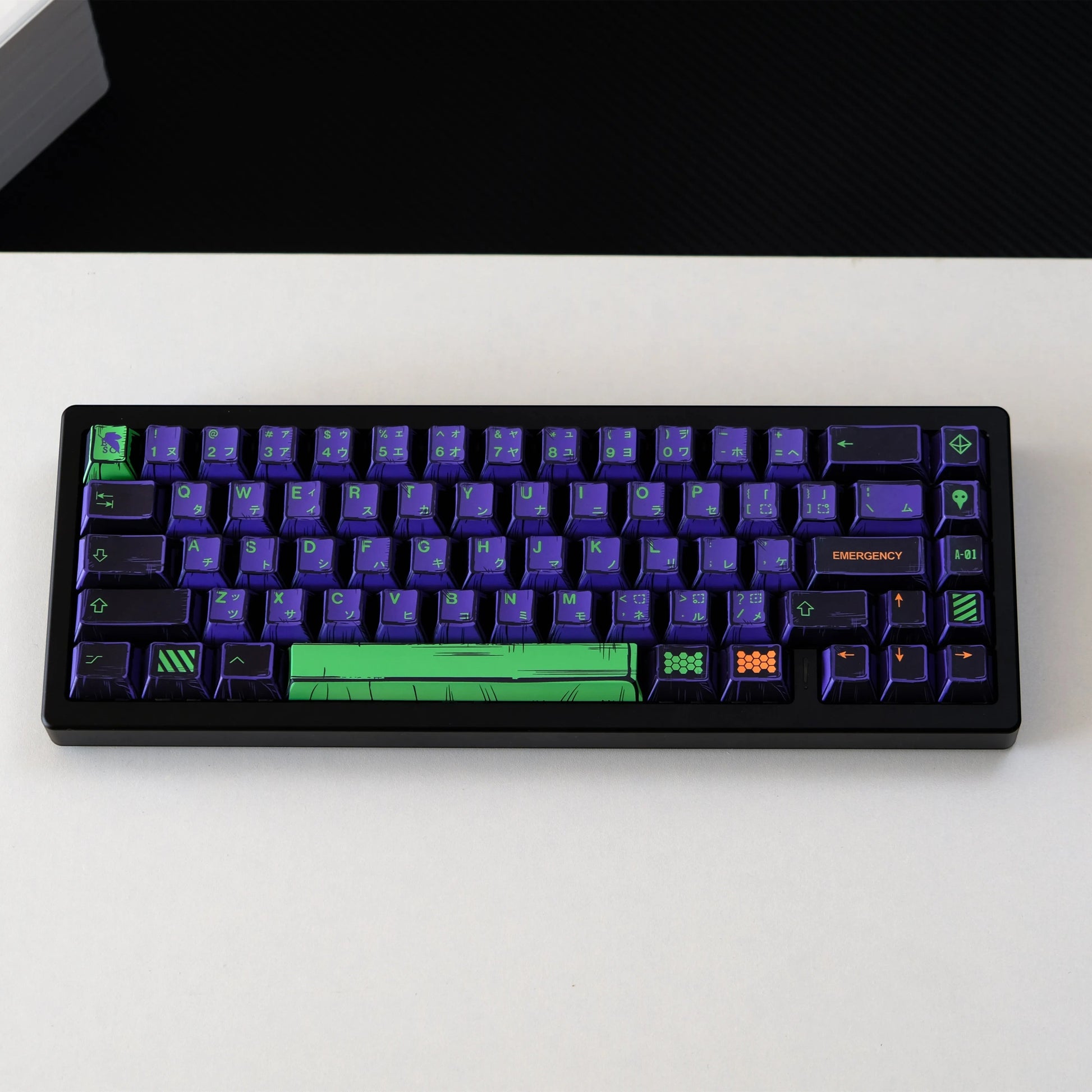 Teclado mecánico MyKeyboard con teclas PBT perfil Cherry, diseño temático EVA 01 en colores morado, verde y negro
