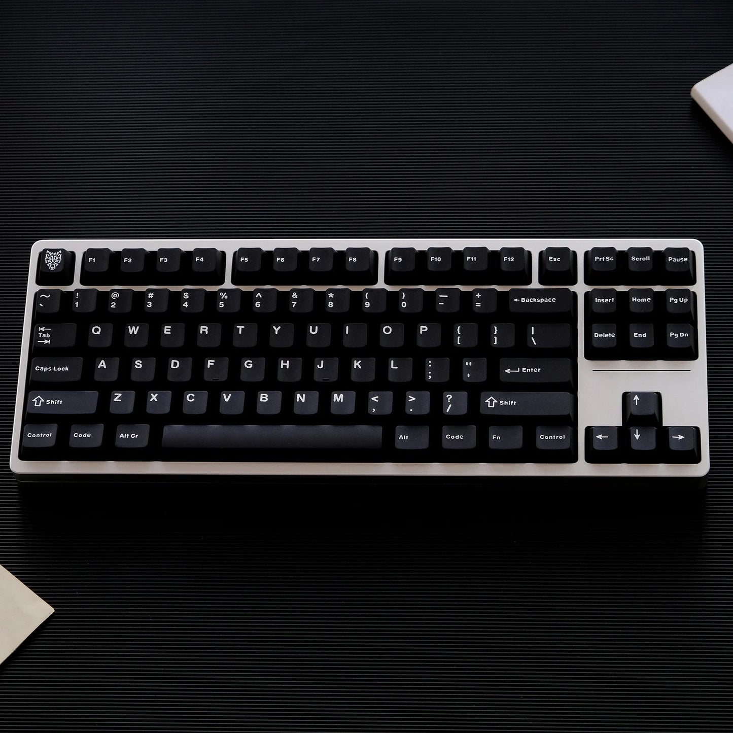 Teclado mecánico MyKeyboard Jaycomia GMK BOW con teclas negras de perfil Cherry y material PBT Double Shot