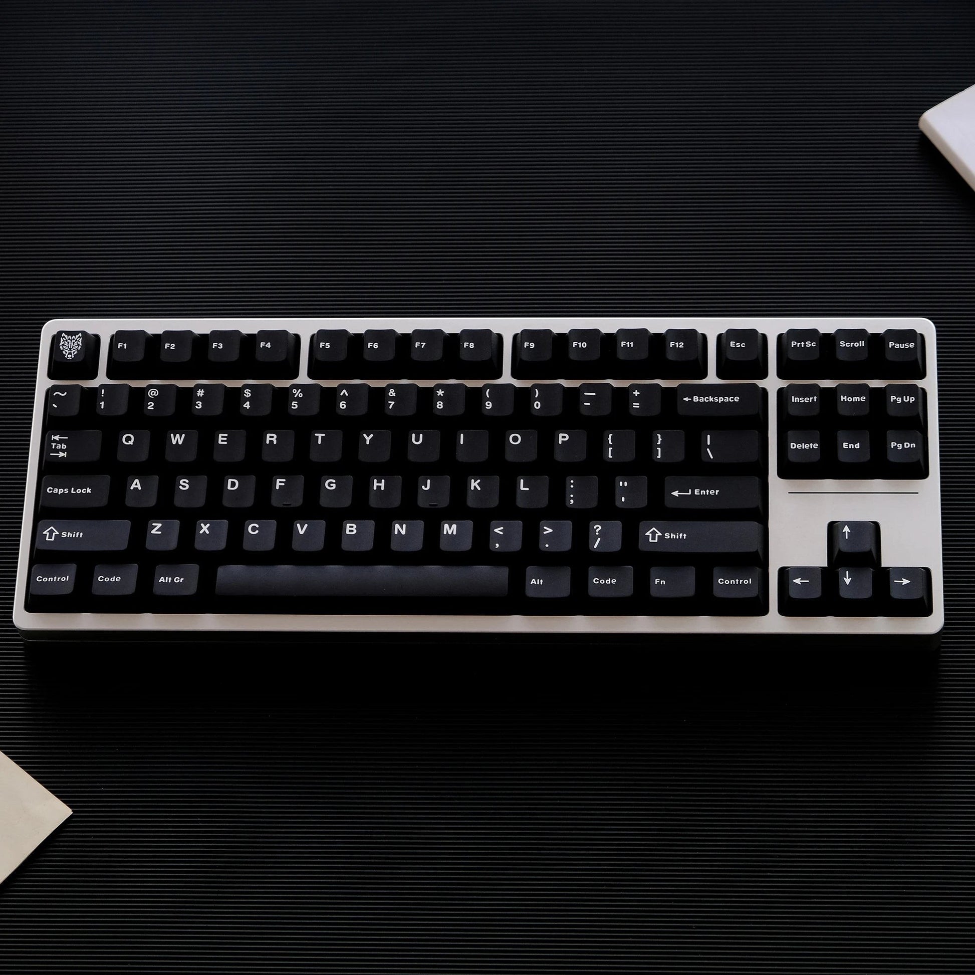 Teclado mecánico MyKeyboard Jaycomia GMK BOW con teclas negras de perfil Cherry y material PBT Double Shot