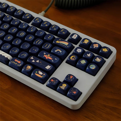Set de 129 teclas MyKeyboard perfil MOA con temática de El Principito en azul marino y sublimación térmica PBT