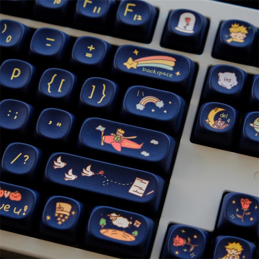 Set de 129 teclas MyKeyboard con temática de El Principito, perfil MOA en PBT azul oscuro con ilustraciones coloridas