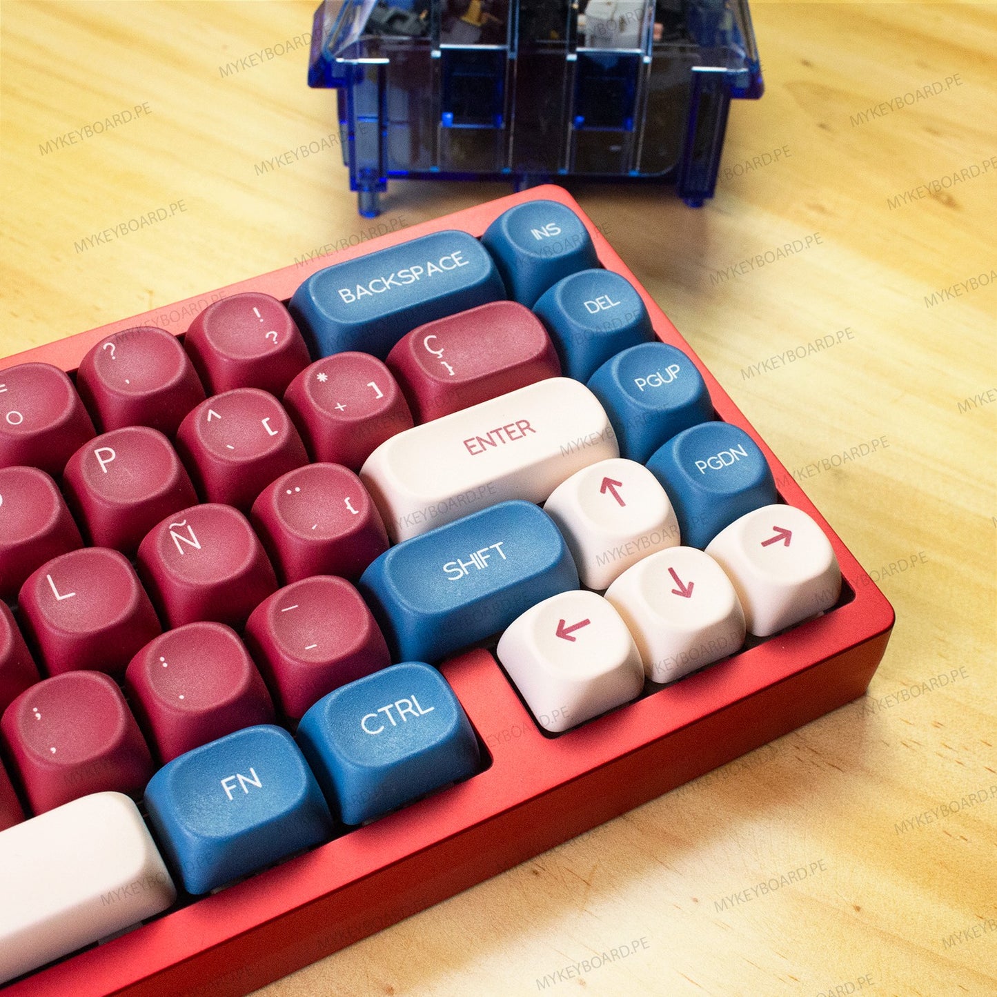Teclado mecánico MyKeyboard WEIKAV Lucky65 V2 Red Bean con teclas rojas y azules, formato 65% y base de aluminio.