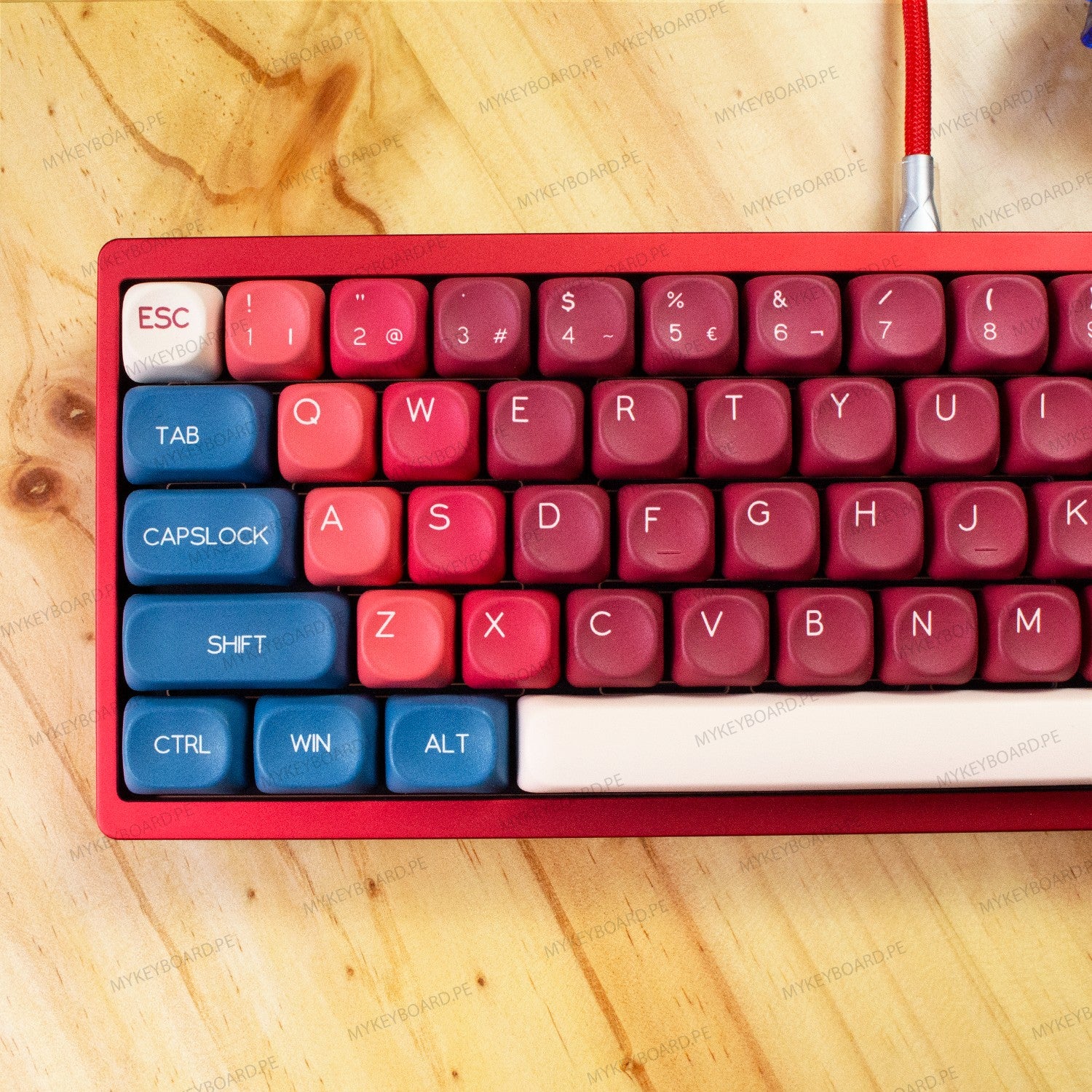 Teclado mecánico MyKeyboard WEIKAV Lucky65 V2 Red Bean formato 65% con carcasa de aluminio roja y teclas personalizadas