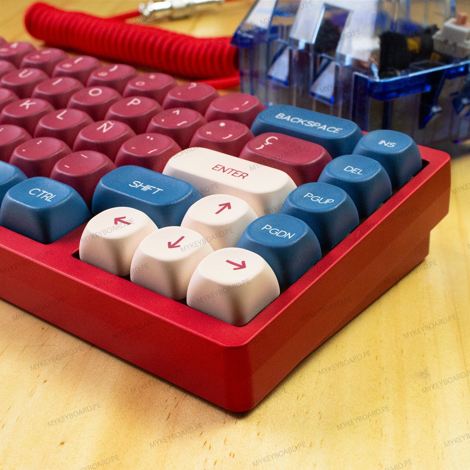 Teclado mecánico MyKeyboard WEIKAV Lucky65 V2 Red Bean con carcasa de aluminio roja y teclas en tonos rojo y crema