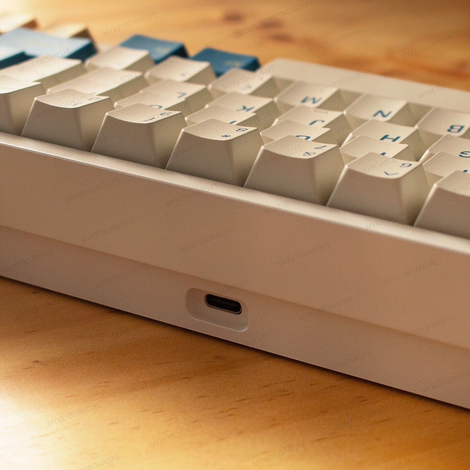Teclado mecánico MyKeyboard Weikav NUT65 Merlin 65% con teclas PBT blancas y azules y puerto USB-C lateral