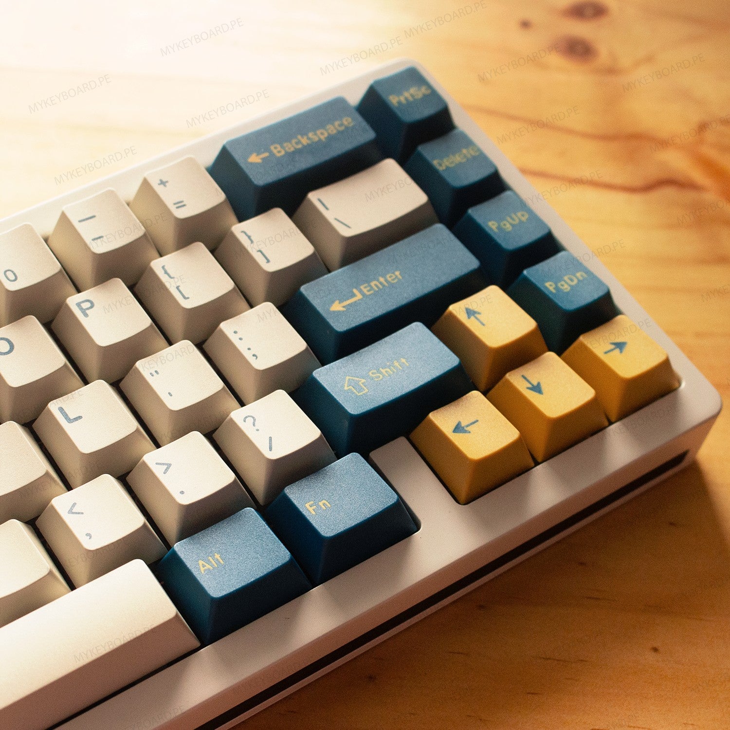 Teclado mecánico MyKeyboard Weikav NUT65 Merlin 65% con teclas PBT en tonos crema, azul y amarillo sobre madera