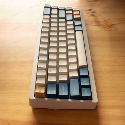 Teclado mecánico MyKeyboard Weikav NUT65 Merlin 65% con teclas PBT en tonos crema y azul sobre mesa de madera