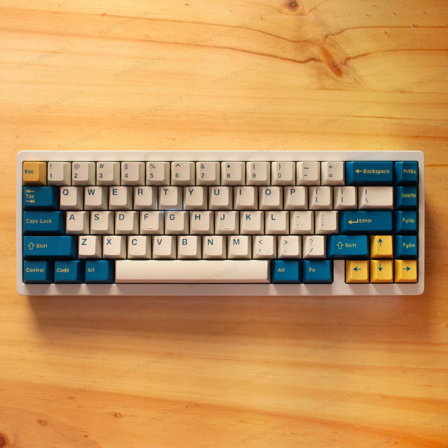Teclado mecánico MyKeyboard Weikav NUT65 Merlin 65% con teclas PBT en tonos azul, crema y amarillo sobre madera