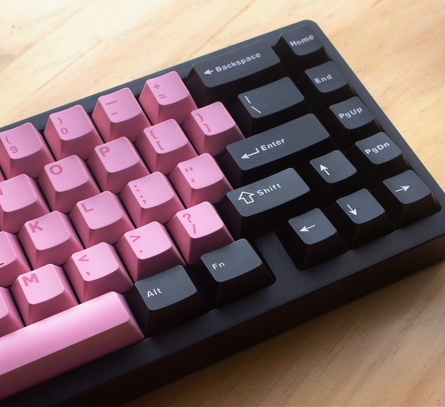 Teclado mecánico MyKeyboard Weikav NUT65 65% con teclas rosas y negras sobre superficie de madera