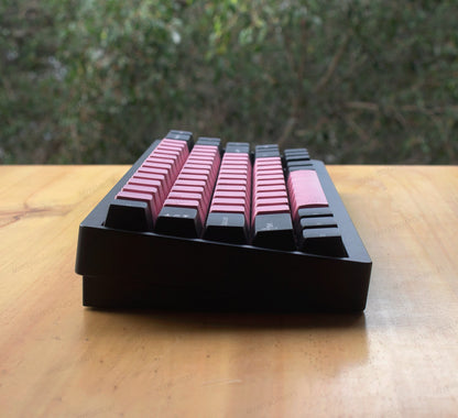 Teclado mecánico MyKeyboard Weikav NUT65 65% con teclas rosas y negras sobre una mesa de madera