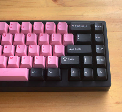 Teclado mecánico MyKeyboard Weikav NUT65 65% con teclas rosas y negras sobre superficie de madera