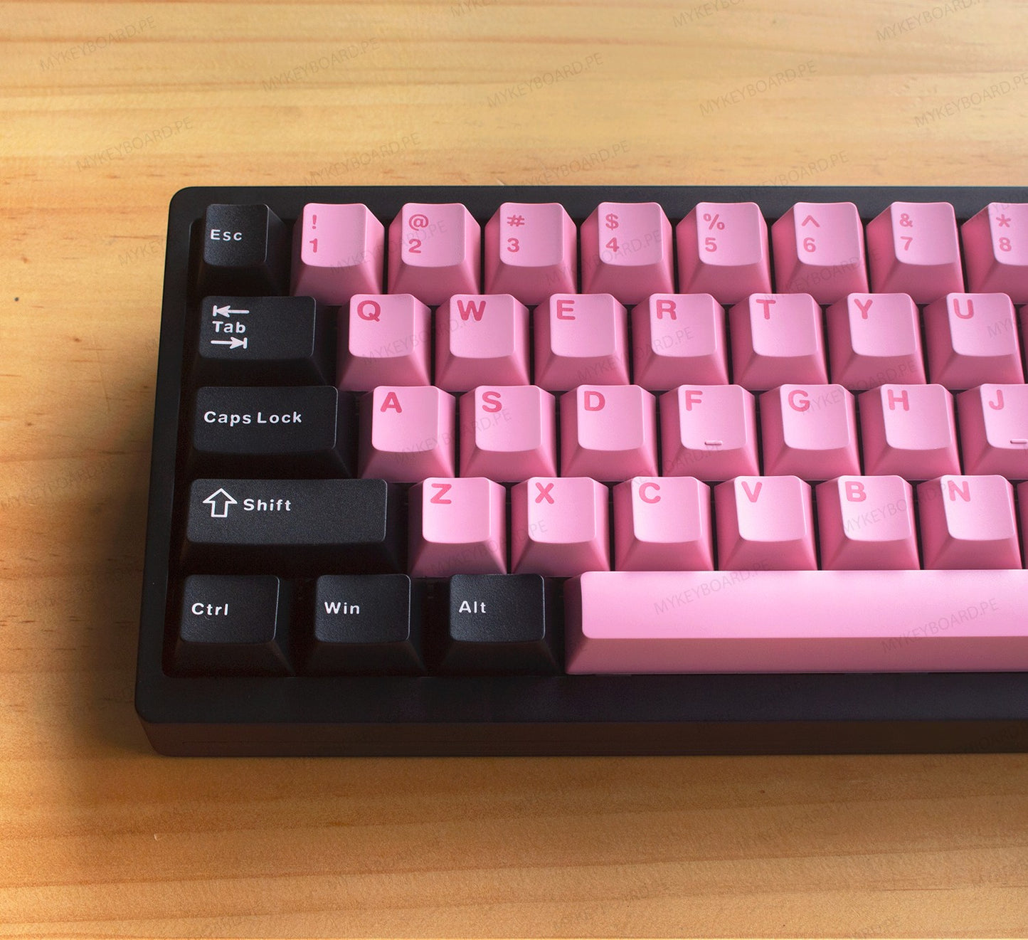 Teclado mecánico MyKeyboard Weikav NUT65 65% con teclas rosas y negras en carcasa de aluminio anodizado