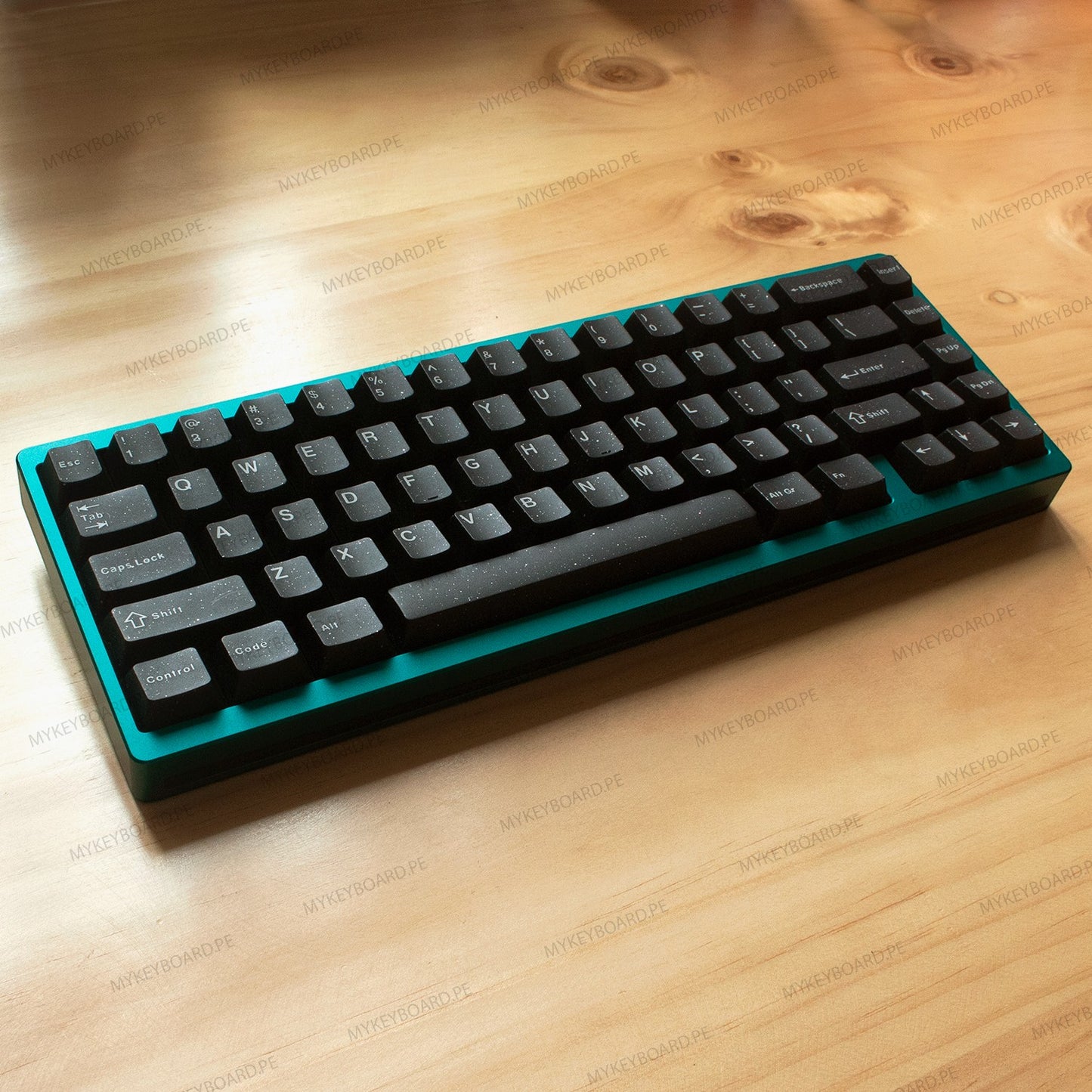 Teclado mecánico MyKeyboard Weikav NUT65 65% con cuerpo de aluminio verde metálico y teclas negras WOB