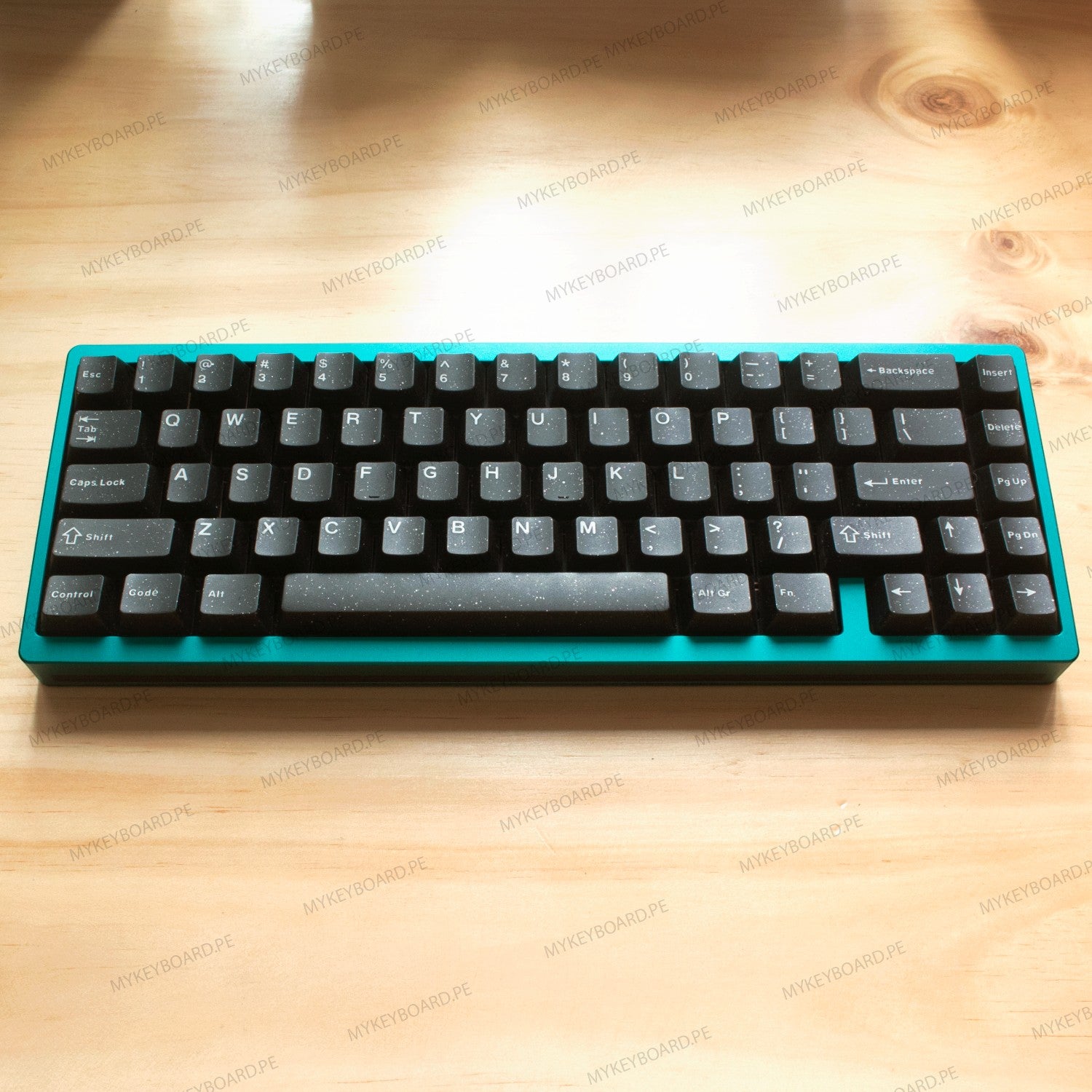 Teclado mecánico MyKeyboard Weikav NUT65 65% con cuerpo de aluminio verde metálico y teclas negras WOB