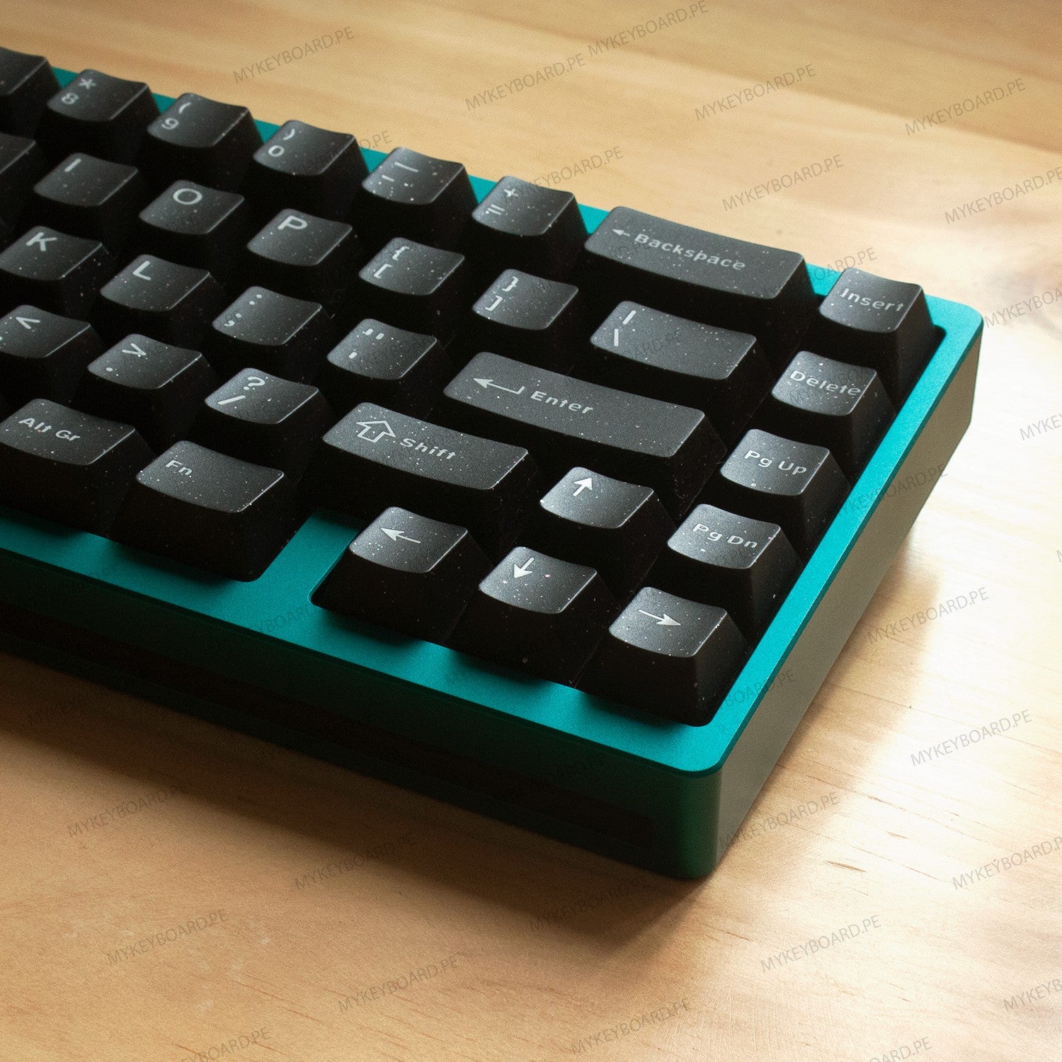 Teclado mecánico MyKeyboard Weikav NUT65 con carcasa de aluminio verde metálico y teclas negras de perfil compacto