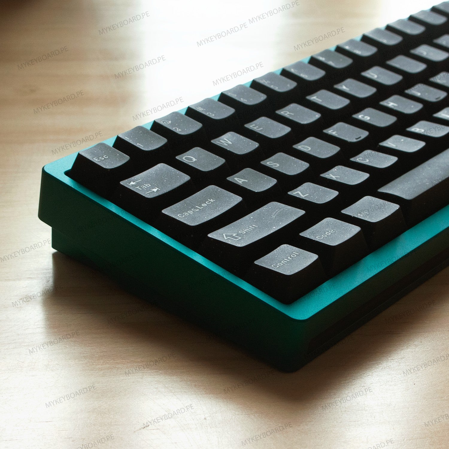 Teclado mecánico MyKeyboard Weikav NUT65 65% con cuerpo de aluminio verde metálico y teclas negras WOB