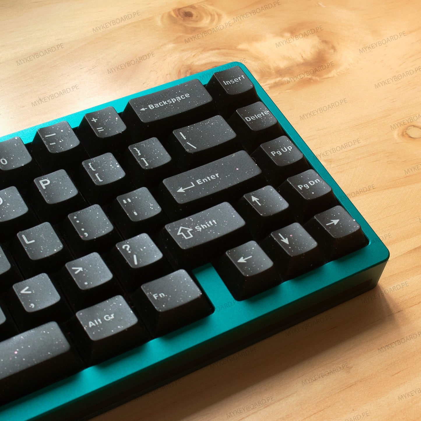 Teclado mecánico MyKeyboard Weikav NUT65 65% con cuerpo de aluminio verde metálico y teclas negras con efecto moteado