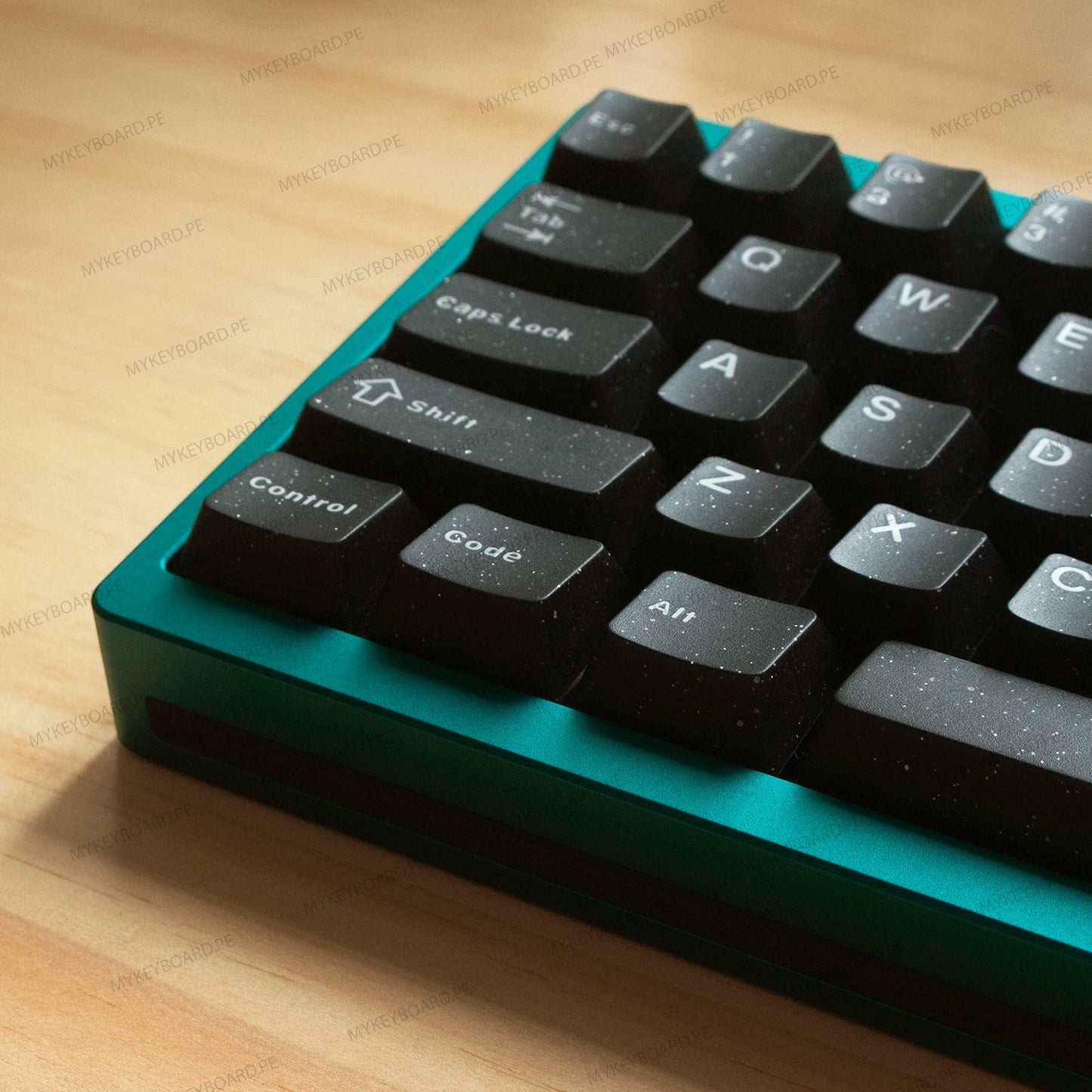 Teclado mecánico MyKeyboard Weikav NUT65 65% con cuerpo de aluminio verde metálico y teclas negras WOB