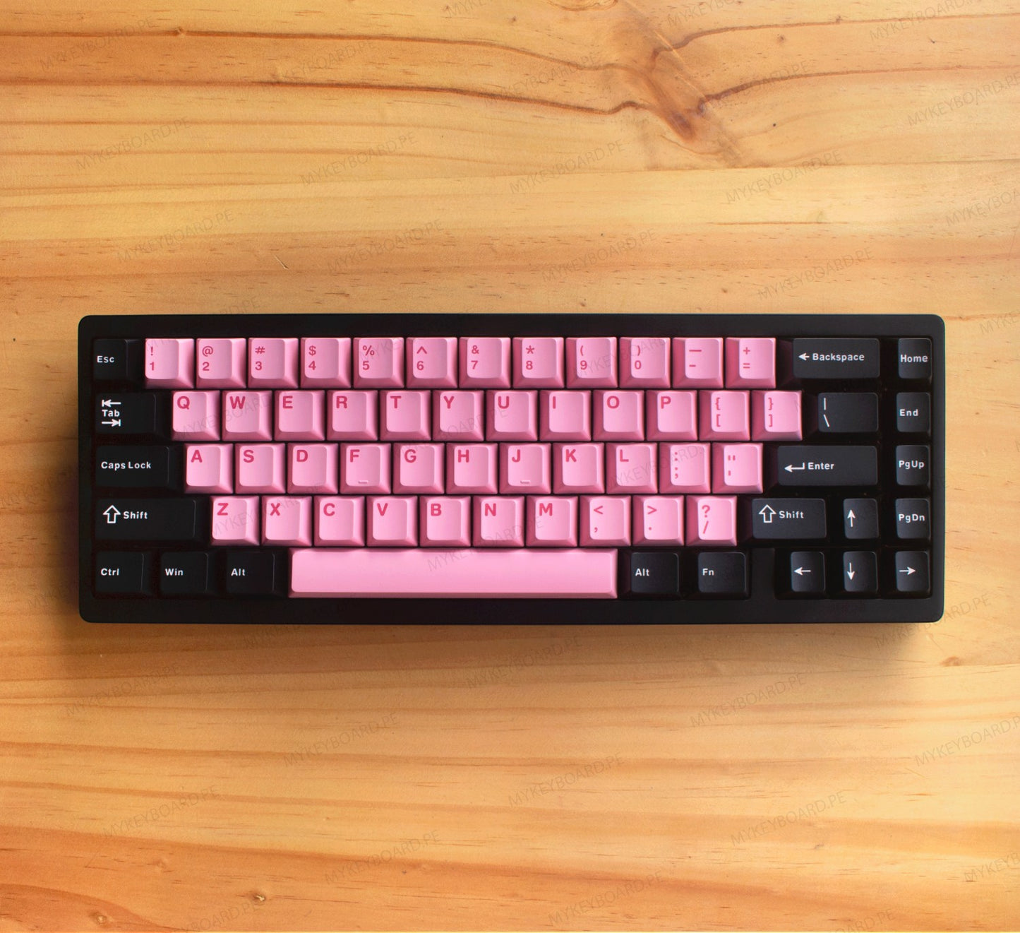 Teclado mecánico MyKeyboard Weikav NUT65 65% con teclas rosas y marco negro sobre superficie de madera