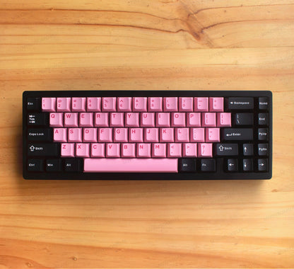 Teclado mecánico MyKeyboard Weikav NUT65 65% con teclas rosas y marco negro sobre superficie de madera