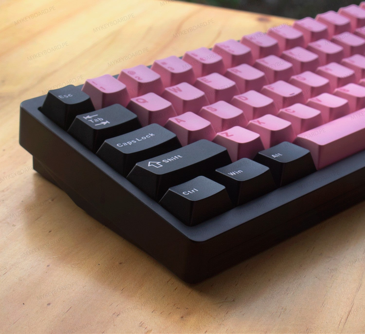 Teclado mecánico MyKeyboard Weikav NUT65 65% con teclas rosas y negras sobre superficie de madera