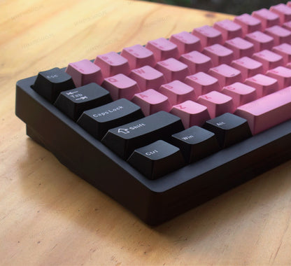 Teclado mecánico MyKeyboard Weikav NUT65 65% con teclas rosas y negras sobre superficie de madera