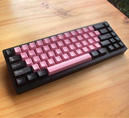 Teclado mecánico MyKeyboard Weikav NUT65 65% con teclas rosas y negras sobre una mesa de madera