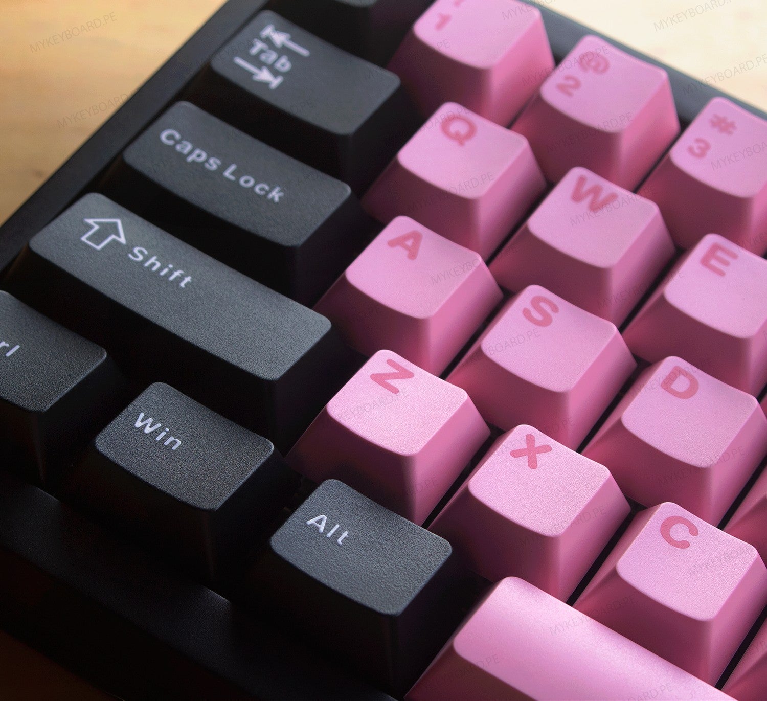 Teclado mecánico MyKeyboard Weikav NUT65 con teclas rosas y negras en formato 65% y switches lineales