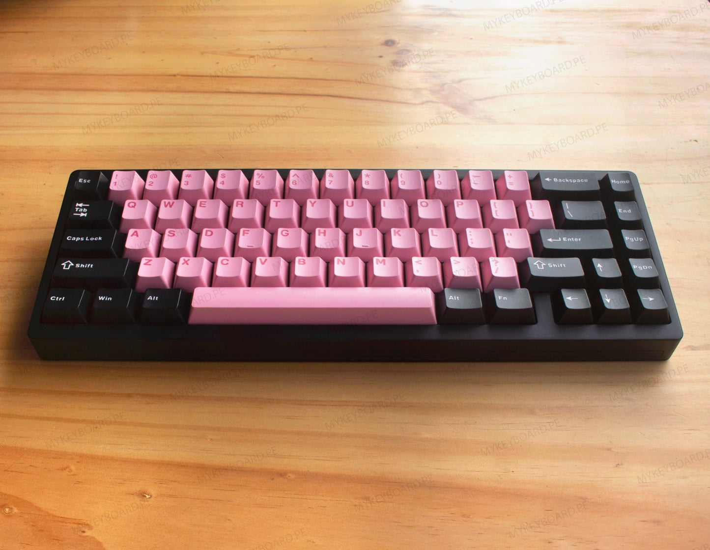 Teclado mecánico MyKeyboard Weikav NUT65 65% con teclas rosas y marco negro sobre superficie de madera