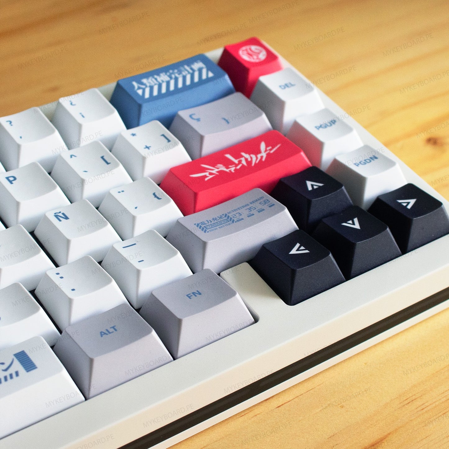 Teclado mecánico MyKeyboard WEIKAV NUT65 EVA-04 formato 65% con teclas PBT personalizadas y diseño temático.