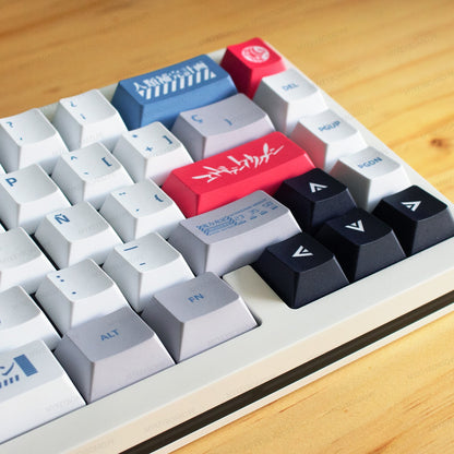 Teclado mecánico MyKeyboard WEIKAV NUT65 EVA-04 formato 65% con teclas PBT personalizadas y diseño temático.