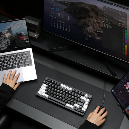Teclado mecánico MyKeyboard YUNZII AL80 negro de 75% con teclas PBT y pantalla LCD en un escritorio gaming