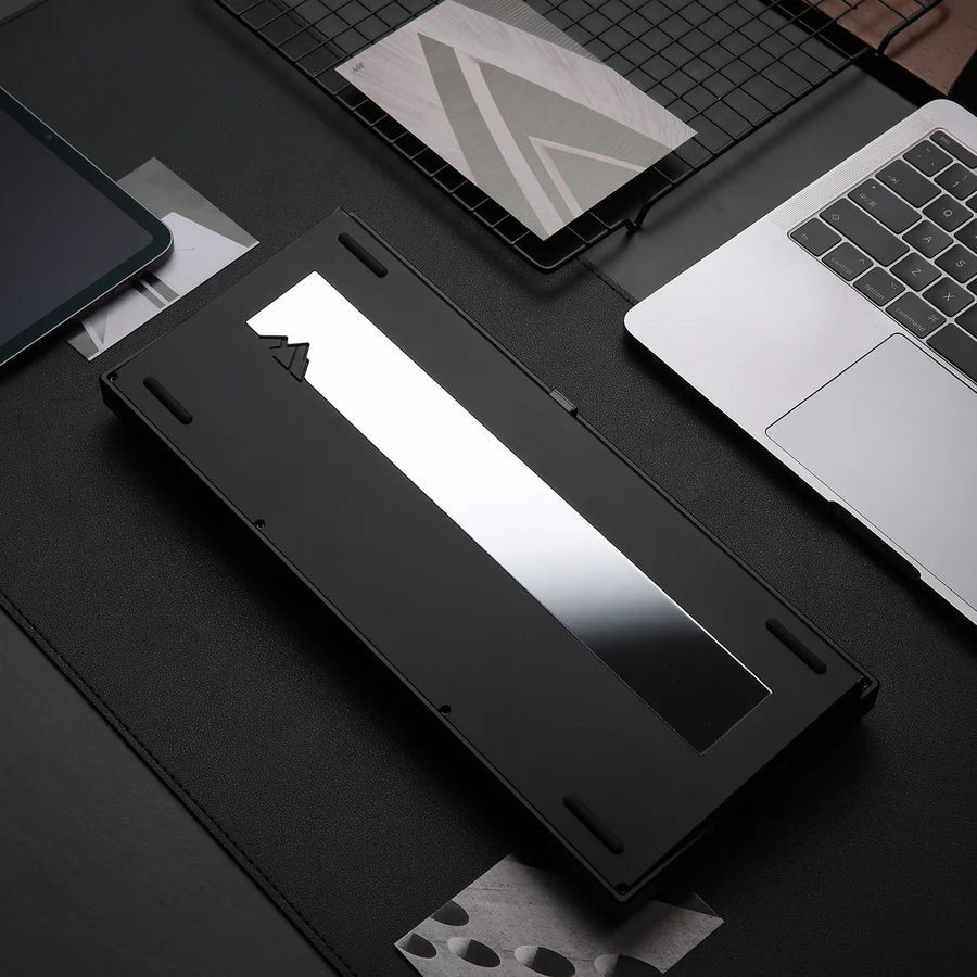 Teclado mecánico MyKeyboard YUNZII AL80 negro con peso trasero metálico reflectante sobre escritorio de oficina