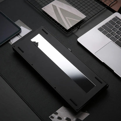 Teclado mecánico MyKeyboard YUNZII AL80 negro con peso trasero metálico reflectante sobre escritorio de oficina