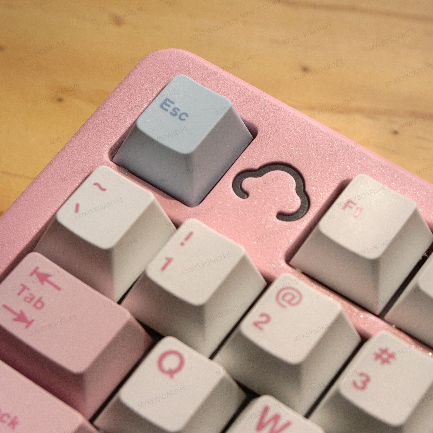 Teclado mecánico MyKeyboard YUNZII AL98 rosa con teclas PBT y diseño de aluminio CNC en primer plano