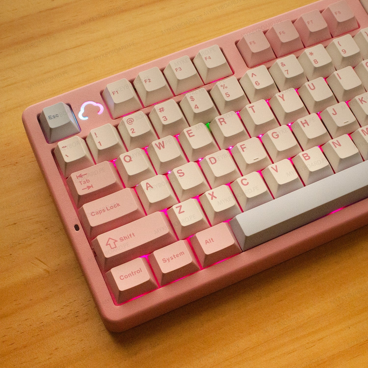 Teclado mecánico MyKeyboard YUNZII AL98 rosa con estructura de aluminio, teclas PBT e iluminación RGB sobre mesa